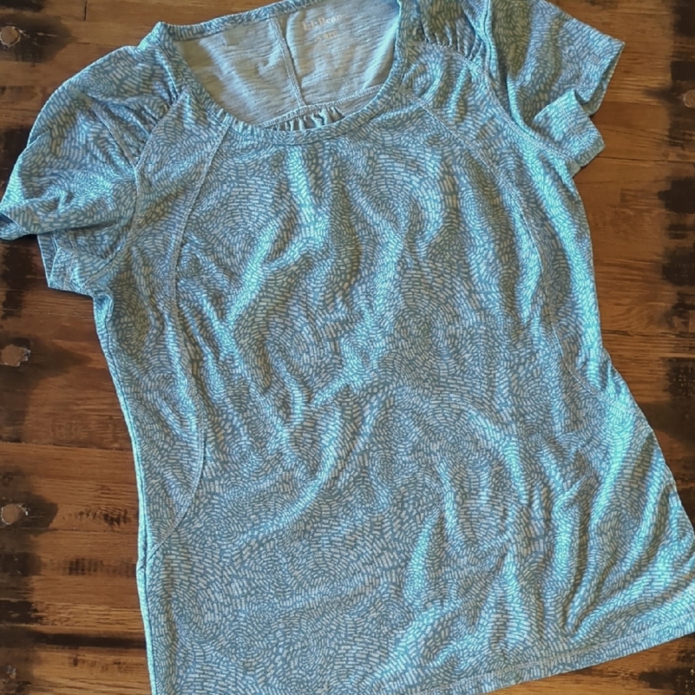 Flattering LL Bean Short Sleeved Scoop Neck Performance Top. Teal Pattern. Sz S